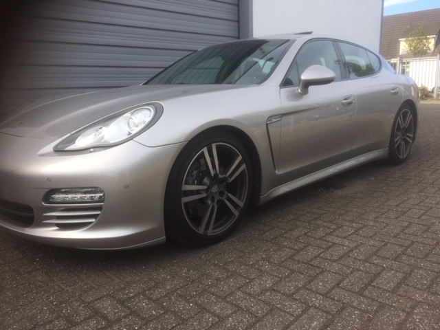 PORSCHE PANAMERA 4