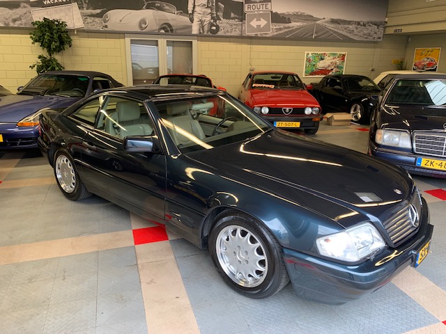 Mercedes-Benz SL320 Roadster (R129) with panorama hardtop and low milage