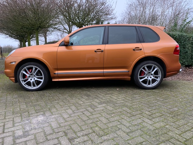 Porsche Cayenne GTS in the introduction colour Nordic gold