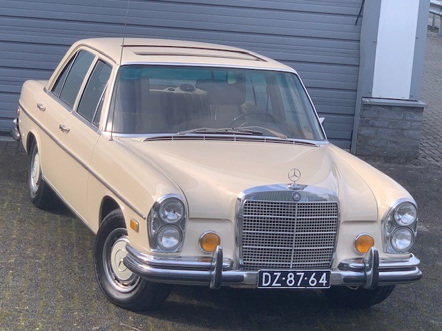 Mercedes-Benz 280SE  4.5  with airco and sunroof