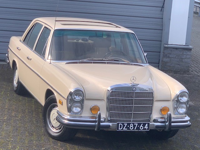 Mercedes-Benz 280SE 4.5 with airco and sunroof