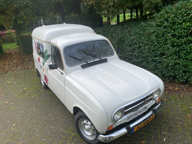 Renault R4 F4 Delivery van in cute outfit